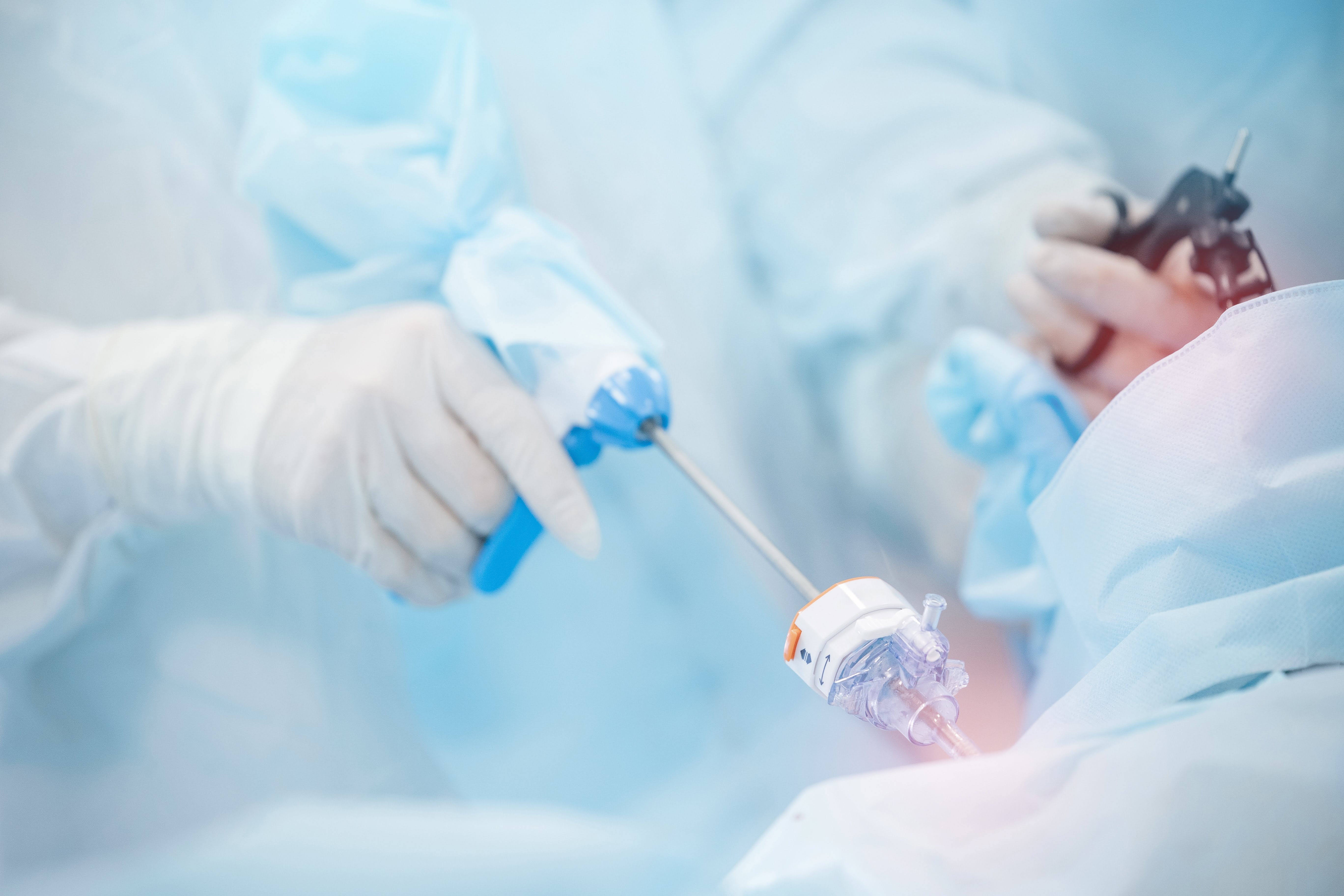 Kvinde og gasflaske med medicinsk kvik top